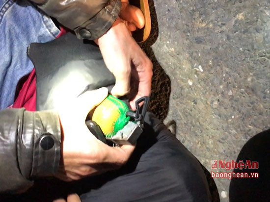 Tổ công tác lấy quả lựu đạn trong túi quần Lương Văn Mở.