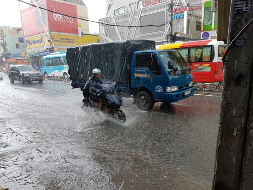 Một ngày mưa như trút nước ở TP HCM. Ảnh: Sacha Benz.