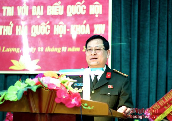 Giám đốc Công an Tỉnh Nguyễn Hữu Cầu giải trình kiến nghị thuộc thẩm quyền đến cử tri.