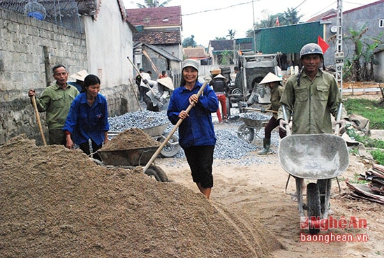 Người dân thôn Tân Hà - Võ Liệt nô nức làm đường giao thông thôn xóm.