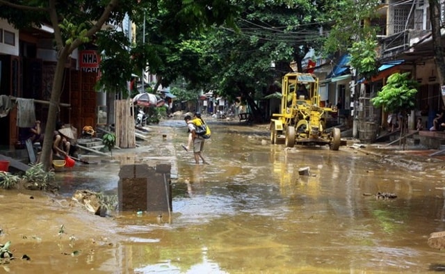 Máy xúc dọn dẹp hậu quả cơn bão số 3 trên đường Thanh Niên, thành phố Yên Bái. (Ảnh: Thế Duyệt/TTXVN)