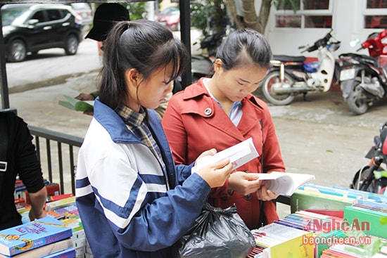 Hầu hết học sinh, sinh viên đều có hứng thú với hội sách bao cấp