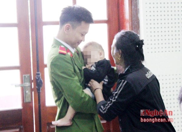 Con trai của Duy được bế lại chỗ bố nhưng bé không chịu để bố bế, buộc chiến sỹ cảnh sát phải bế trả lại cho mẹ của Duy.