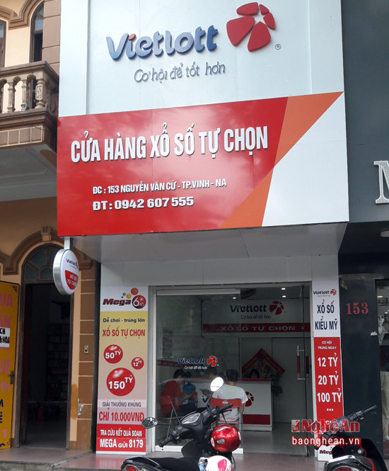 Cửa hàng treo biển hiệu bán vé số tự chọn Vietlott trên đường Nguyễn Văn Cừ.