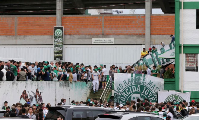 Người hâm mộ Chapecoense tụ tập trước sân Arena Conda của CLB để chia buồn sau khi hay tin dữ. 