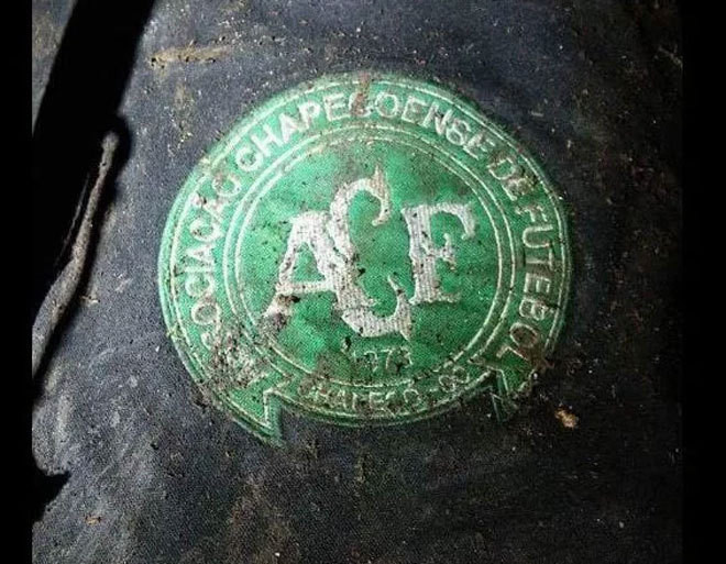 Logo của CLB Chapecoense trong đống đổ nát từ máy bay.