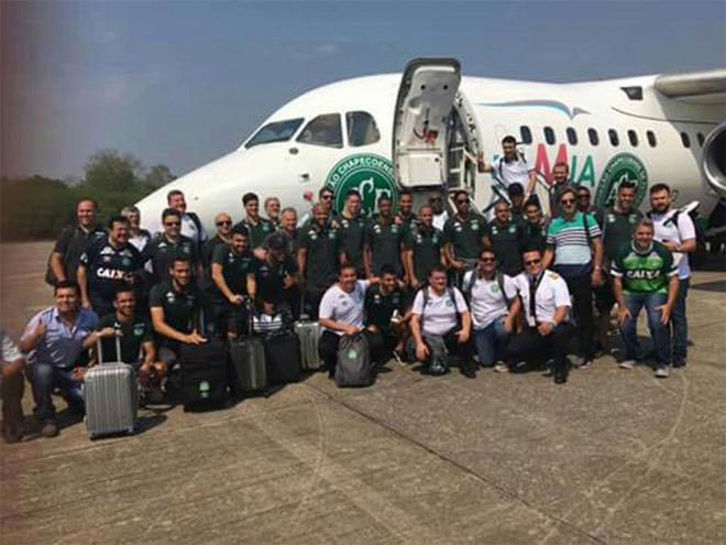 Cả đội Chapecoense chụp ảnh trước khi lên chuyến bay bi thảm. 18 trong số 22 cầu thủ có mặt trên máy bay đã thiệt mạng, chưa kể ban huấn luyện và những thành viên khác của CLB.  