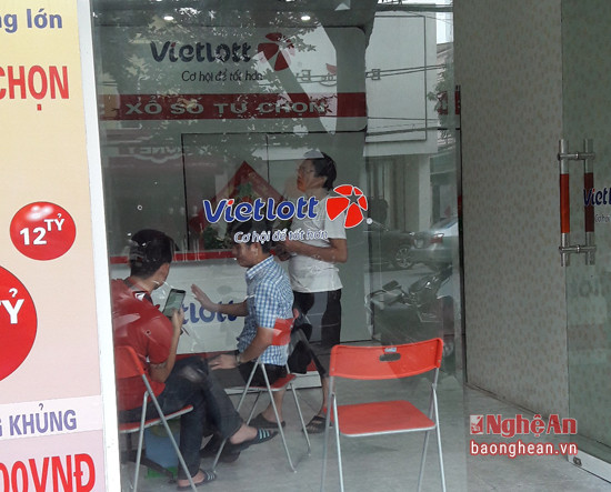 Nhiều khách hàng vào mua vé số tự chọn Vielott đã được... in sẵn tại một cửaừ hàng treo biển Vietlott trên đường Nguyễn Văn C