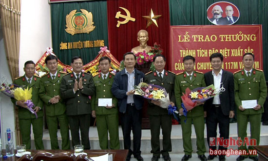 Phó Bí thư Tỉnh ủy Lê Quang Huy và Giám đốc Công an tỉnh Nguyễn Hữu Cầu trao thưởng cho các thành viên Ban Chuyên án.
