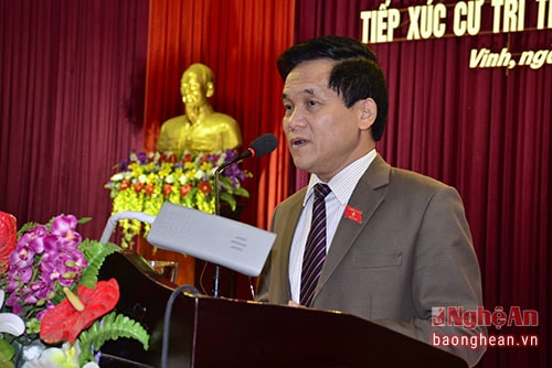 Ông Trần Văn Mão - Phó trưởng đoàn ĐBQH tỉnh báo cáo với cử tri kết quả kỳ họp thứ 2, Quốc hội khóa XIV và hoạt động của đoàn ĐBHQ Nghệ An.
