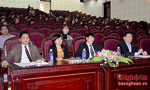 Các đại biểu dự buổi tiếp xúc cử tri.