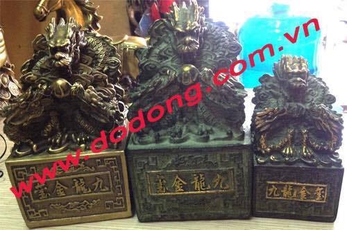Tuy nhiên một số người lại nghi ngờ ấn tín trên chỉ là đồ giả và cho rằng những đồ vật lưu niệm hình ấn tín như thế này đầy rẫy trên các trang mua bán hàng.
