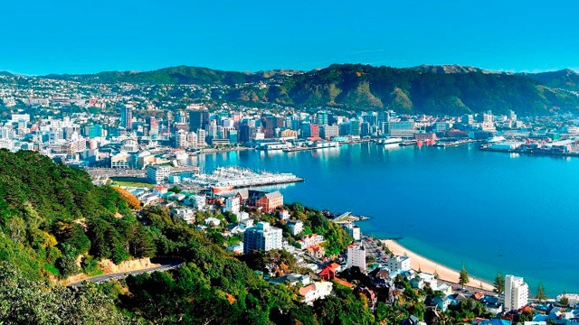 Đất nước New Zealand  là  một vùng đất bao quanh bởi các dãy núi xanh mướt, thiên nhiên hoang dã phong phú và vô vàn các điểm tham quan ngoạn mục. Không chỉ vậy, mức độ ô nhiễm thấp cũng chính là một trong những yếu tố quan trọng khiến cho New Zealand luôn là một trong những quốc gia hạnh phúc nhất trên thế giới.