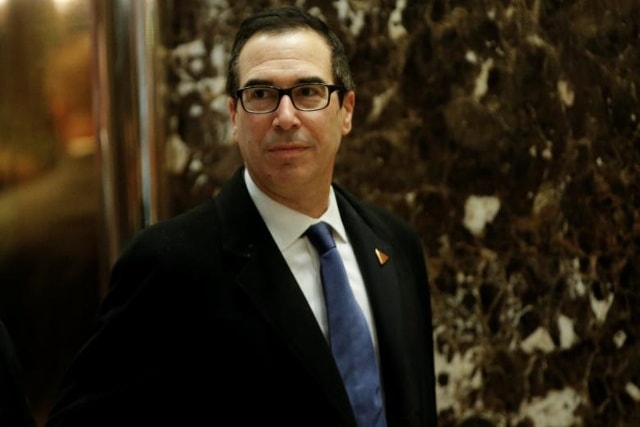 Steven Mnuchin, Giám đốc tài chính trong chiến dịch tranh cử của Trump đến Tòa tháp Trump của Tổng thống đắc cử Mỹ tại New York hôm 29/11. Ảnh: Reuters.