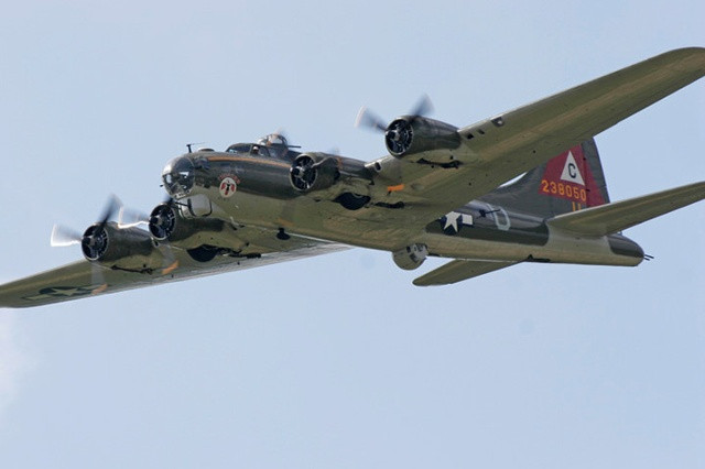 Vụ Trân Châu cảng vào ngày 7/9/1941 cuối cùng đã kéo Mỹ bước vào Thế chiến 2 và việc sản xuất B-17 tăng mạnh.