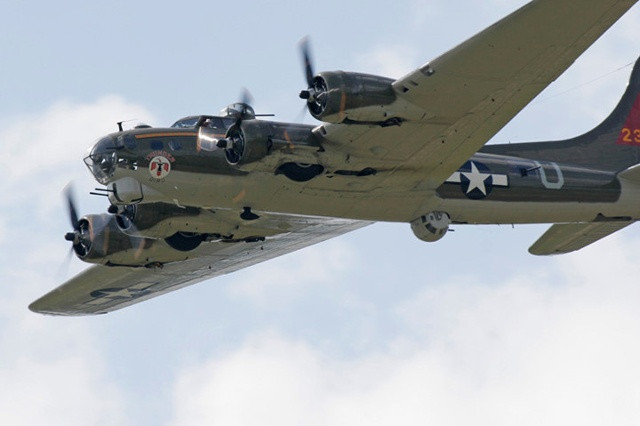 Vào tháng 7/1942, Mỹ bắt đầu hình thành Lực lượng Không quân số 8 ở Anh, được trang bị các phi cơ B-17E.