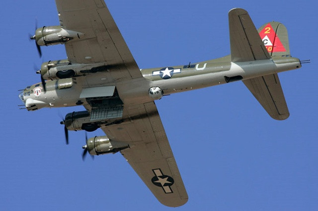 Phiên bản E cải tiến so với F ở chỗ có thêm tháp súng ở đuôi, loại bỏ điểm mù phòng thủ. Máy bay B-17F là do hãng Lockheed sản xuất.