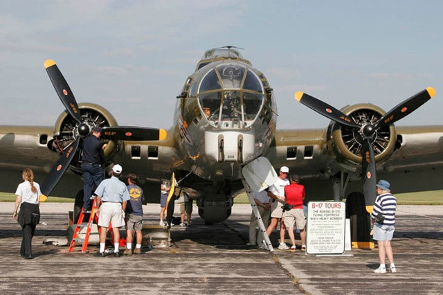 B-17 tiếp tục là một trong 2 oanh tạc cơ hạng nặng của Mỹ cho tới khi ra đời máy bay ném bom “siêu pháo đài” B-29./.