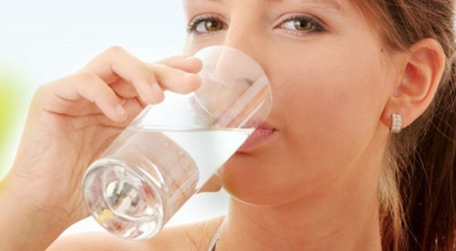 Uống nhiều nước giúp làn da đỡ bị khô.