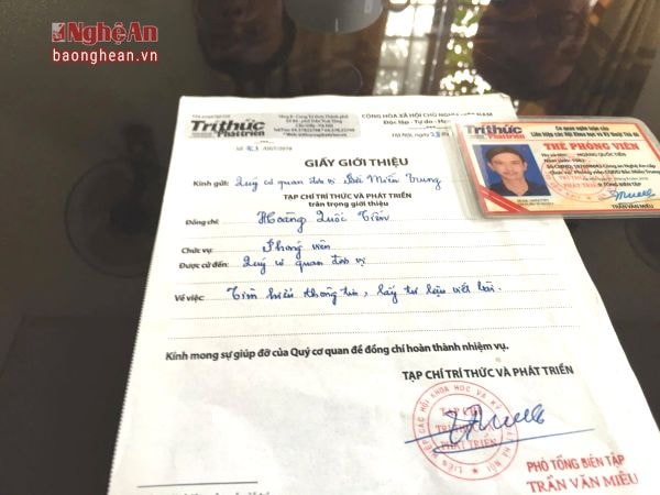 Thẻ phóng viên và giấy giới thiệu của Tạp chí Tri thức và Phát triển.