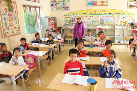 Trường Tiểu học Yên Na 1 trước đây có 6 điểm trường và là một trong những điểm trường khó khăn thuộc vùng sâu, vùng xa của huyện Tương Dương. Từ năm 2012, được sự hỗ trợ của các doanh nghiệp, trường được xây dựng lại và gom thành 3 điểm. Điểm trường chính đóng ở bản 
