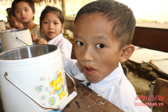 Lữ Văn Sửu, học sinh lớp 2C là cậu bé đặc biệt vì em bị tàn tật bẩm sinh từ nhỏ. Nhưng hàng ngày em vẫn chăm chỉ đến trường dù hoàn cảnh gia đình hết sức khó khăn. Nhiều bữa, thực đơn của em chỉ có cơm trắng