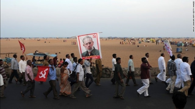 Các thành viên thuộc  Đảng Cộng sản Ấn Độ diễu hành ở Chennai, Ấn Độ tưởng niệm Fidel Castro. (ảnh: Getty)