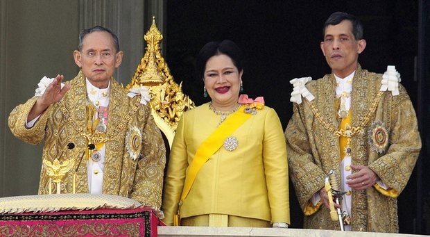 Thái tử Maha Vajiralongkorn (ngoài cùng bên phải) cùng cha mẹ cố Quốc vương Adulyadej và Nữ hoàng Sirikit năm 2007.