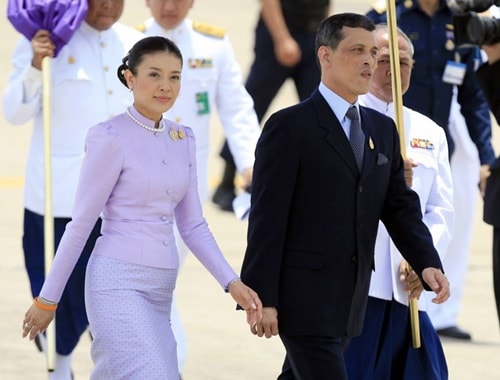 Thái tử Maha Vajiralongkorn và vương phi Srirasmi Suwadee vào năm 2006 khi chưa ly dị nhau. 