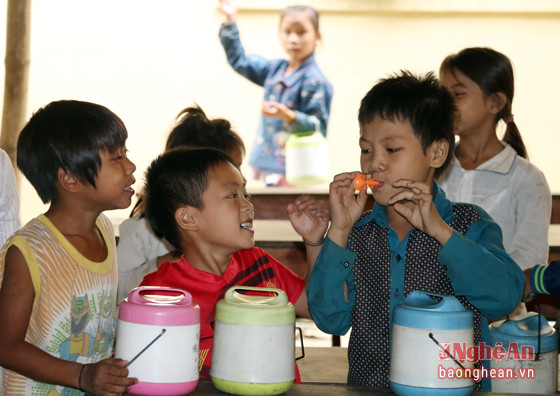 Cũng nhờ những bữa ăn bán trú này, phụ huynh yên tâm hơn khi các con đến trường, giúp duy trì sỉ số lớp và tạo nên tính chuyên cần cho học sinh