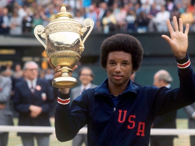 5. Arthur Ashe (1943-1993). Arthur Ashe được coi là một trong những vận động viên tennis xuất sắc của Mỹ. Năm 1963, Ashe là vận động viên da màu đầu tiên trong đội tuyển Mỹ tham dự David Cup. Năm 1979, ông phải phẫu thuật tim và từ giã sân đấu chuyên nghiệp vào năm 1980. Ashe phát hiện mình bị nhiễm AIDS năm 1988 do sơ suất trong quá trình truyền máu. Ông qua đời ở tuổi 50 và trở thành một trong những người nổi tiếng nhất chết do nhiễm căn bệnh thế kỷ khi truyền máu.