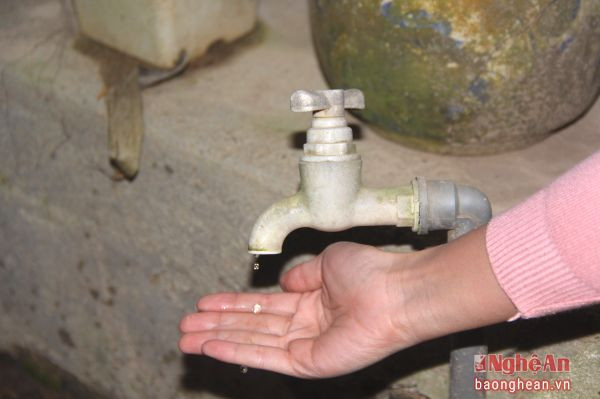 Tình trạng thiếu nước sinh hoạt của người dân Yên Thành diễn ra đã nhiều tháng nay.