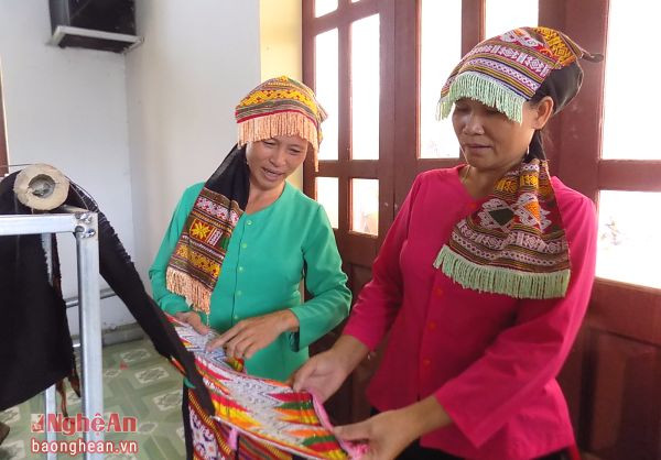 Chị em phụ nữ xã Châu Thái với sản phẩm thổ cẩm của địa phương.