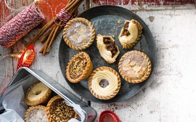 Bánh mince pie: Những chiếc bánh mince pie đầu tiên được làm từ thịt, trái cây và gia vị, lấy cảm hứng từ ẩm thực Trung Đông do quân thập tự mang về. Bánh thường có 13 thành phần, đại diện cho Chúa và các tông đồ, với hình bầu dục giống máng cỏ. Đến thời Victoria, thịt biến mất khỏi thành phần bánh, nhưng mỡ bò vẫn được dùng. 