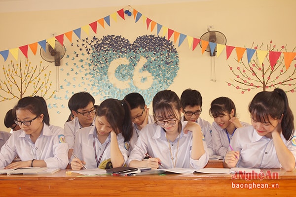 Học sinh trường THPT chuyên Phan Bội Châu, ảnh tư liệu