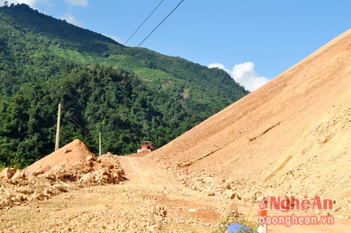 Mặc dù đã được thông xe bước 1 nhưng trên quốc Lộ 16 hay còn gọi đường vành đai biên giơi Nghệ An (từ Quế Phongđi Kỳ Sơn) tuy được thông xe bước 1 nhưng vẫn trong tình trạng hư hỏng nặng 
