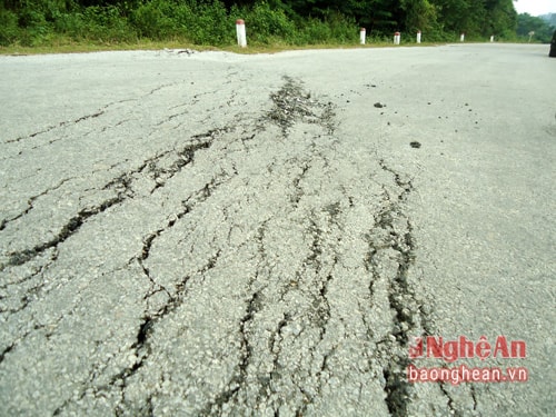 Quốc lộ 48 đoạn km99  qua Quỳ Châu bị sụt lún nghiêm trọng