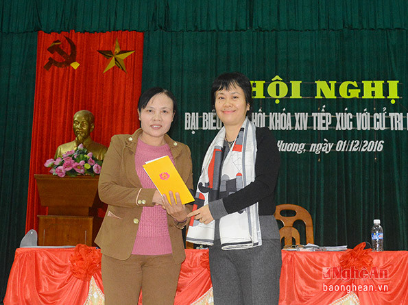 Đại diện MTTQ phường Nghi Hương thay mặt nhận quà của đoàn ĐBQH tỉnh trao tặng 10 hộ nghèo trên địa bàn.