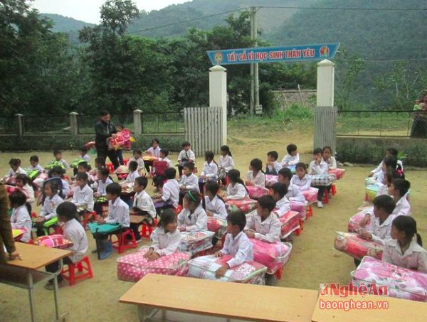 Có 60 em học sinh nghèo người dân tộc Khơ mú ở xã Hữu Kiệm được trao chăn đợt này