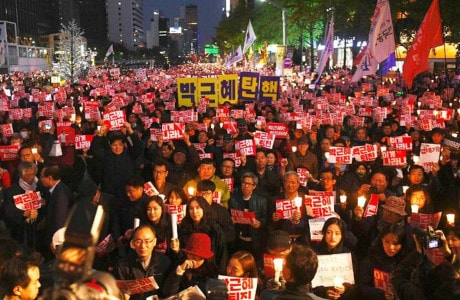 Những người biểu tình kêu gọi Tổng thống Park Geun-hye từ chức do liên quan đến bê bối tham nhũng.