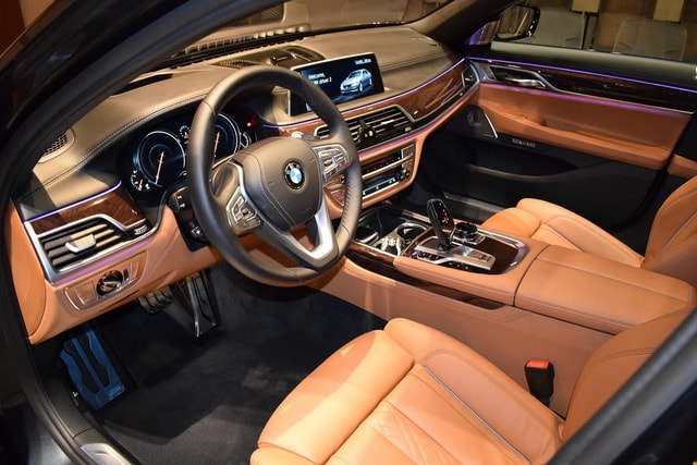 Bên trong chiếc BMW 750Li xDrive 2016 còn có bộ bàn đạp M Performance thể thao hơn. Để tránh cảm giác nhàm chán, chủ nhân của chiếc BMW 750Li xDrive 2016 đã không chọn màu xám cho nội thất.