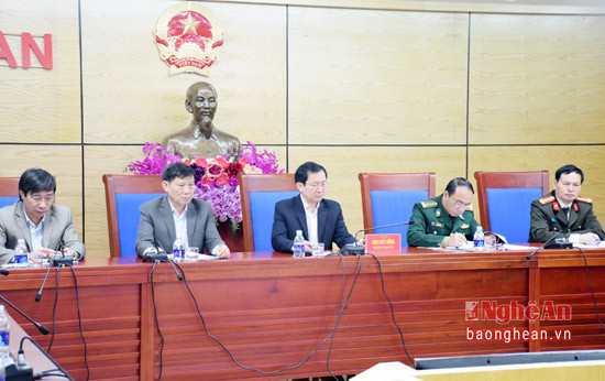 Đồng chí Đinh Viết Hồng - phó Chủ tích UBND tỉnh chủ trì hội nghị trực tuyến với Chính phủ tại đầu cầu Nghệ An.