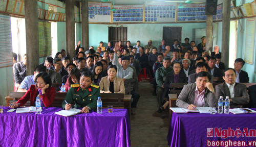 Đông đảo người dân 4 xã ở Diễn Châu về dự cuộc tiếp xúc cử tri.