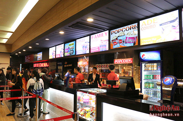 Rạp chiếu phim Lotte Cinema với 6 phòng chiếu, sức chứa lên đến hơn 900 ghế, được đầu tư công nghệ 3D hiện đại và là một trong những phòng chiếu lớn nhất trong hệ thống 29 phòng chiếu của Lotte Việt Nam. Trong thời gian khai trương, khách hàng đến xem phim được hưởng mức giá ưu đãi chỉ từ 30.000 đồng.