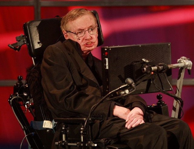 Stephen Hawking bên chiếc máy tính làm việc.