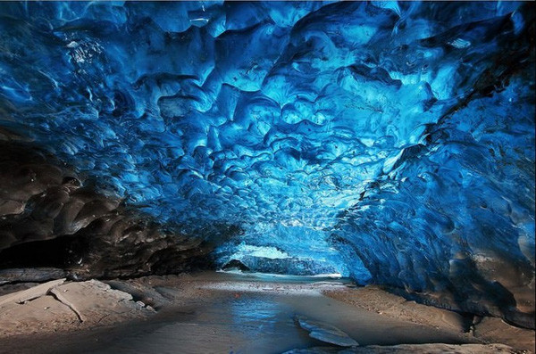 Không thể không nhắc đến hang băng Skaftafell nổi tiếng của Iceland.