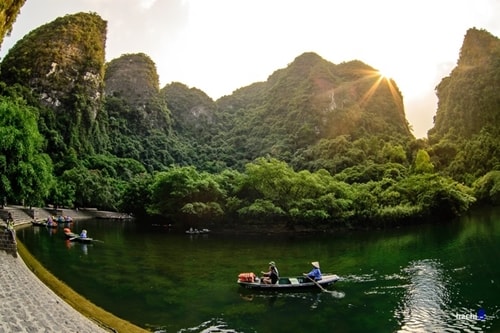 Ninh Bình Cách Hà Nội khoảng 90 km về phía nam, Ninh Bình là điểm đến phù hợp cho những chuyến du lịch 2-3 ngày. Lịch trình tham khảo như sau: Ngày 1: Tham quan rừng quốc gia Cúc Phương, ngủ đêm và cắm trại trong rừng. Ngày 2: Cố đô Hoa Lư, thăm ngôi chùa có nhiều kỷ lục Bái Đính, ngồi thuyền ngoạn cảnh Tràng An. Ngày 3: Suối khoáng nóng Kênh Gà – Nhà thờ đá Phát Diệm – Hà Nội. Ảnh: Hachi8.