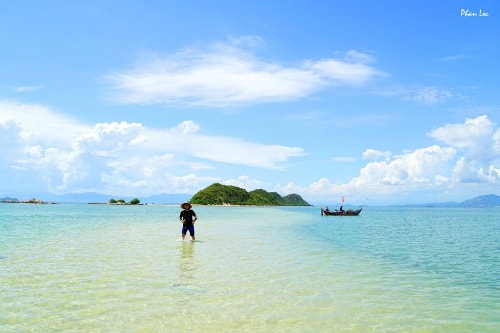 Nha Trang Nha Trang mùa đông không rực rỡ như mùa hè nhưng mang vẻ đẹp yên bình của thành phố biển ngày se lạnh. Với chuyến bay từ Hà Nội hoặc đi xe khách/ tàu từ TP HCM, ngoài những điểm đến nổi tiếng trong thành phố, hãy ghé những nơi có vẻ đẹp hoang sơ như làng chài Bích Đầm, dốc Lết, vịnh Cam Ranh, hay Điệp Sơn được ví như đảo Robinson. Các món ăn Nha Trang nên thử là bánh canh chả cá nhồng, nem nướng, bún sứa… Ảnh: Phan Lộc.