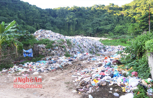 Bãi rác thải tạm thị trấn Quỳ Hợp luôn trong tình trạng quá tải.