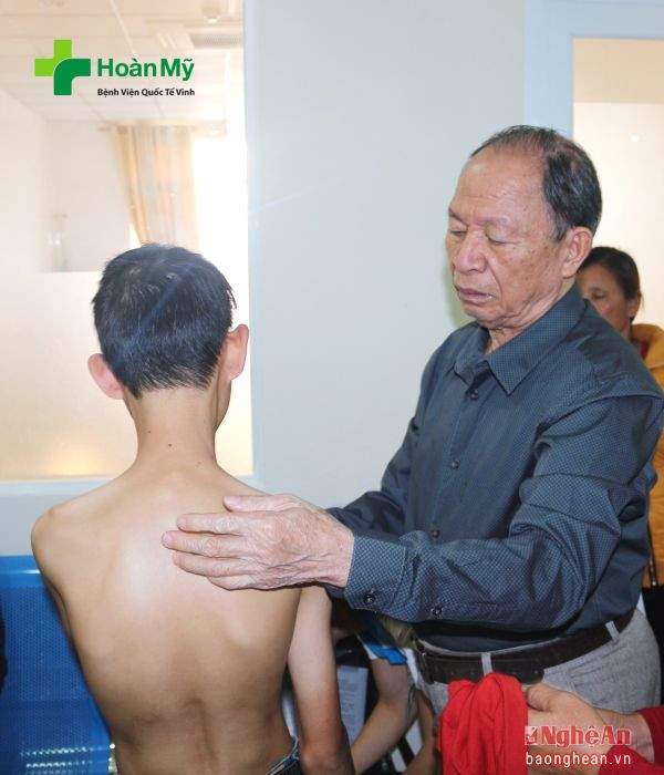 Bệnh viện Quốc tế Vinh phối hợp với Quỹ Bảo trợ trẻ em Nghệ An và Tiến sỹ, Bác sỹ Lê Đức Tố  - Giám đốc Bệnh viện Ngoại khoa và Chấn thương chỉnh hình STO Phương Đông (TP. Hồ Chí Minh) tổ chức khám sàng lọc cho trẻ khuyết tật.